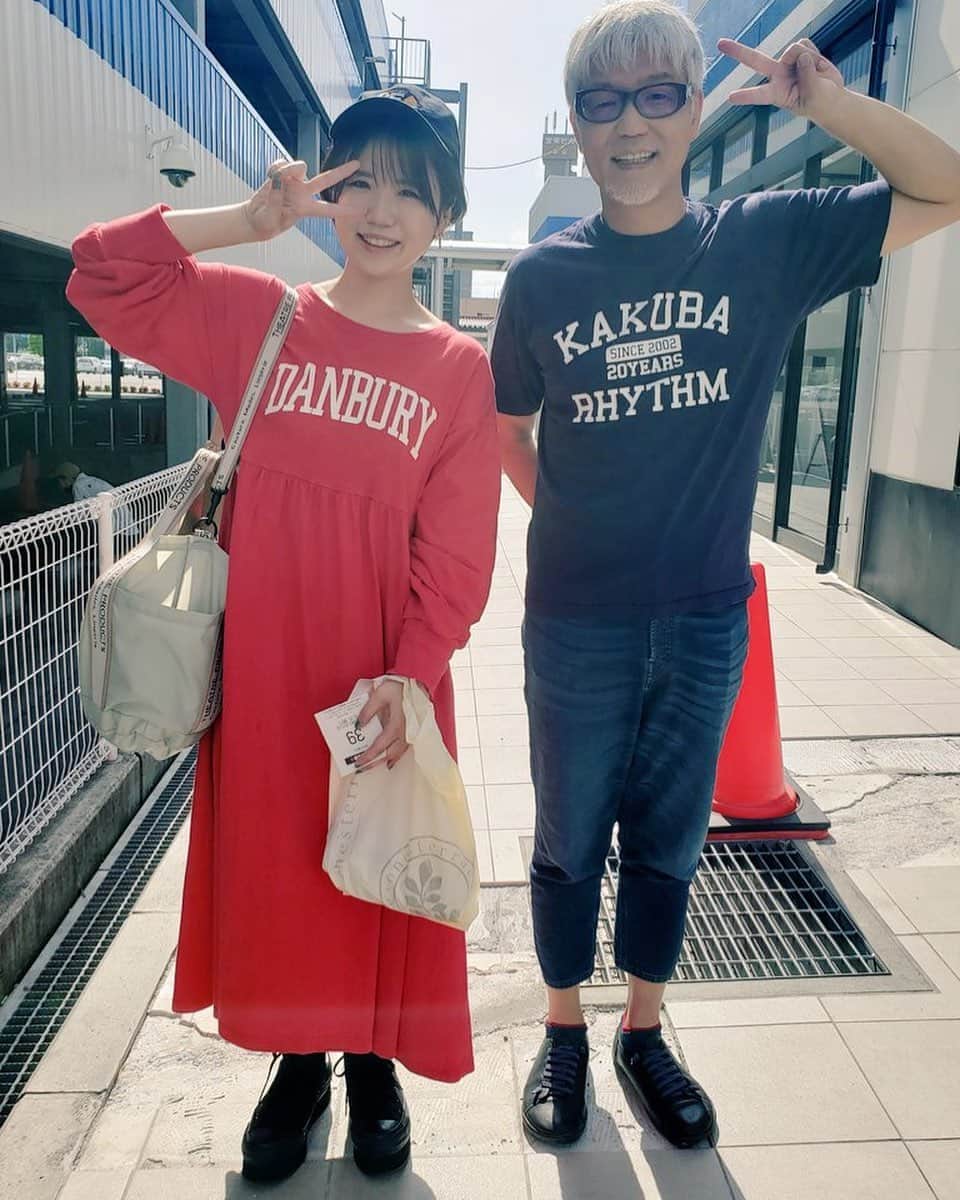 森本レオ子のインスタグラム：「高田馬場のダンゴムシと高田馬場のゴクツブシ。  ファンの方が撮ってくれた写真なんだけど、コンビみたいに対な赤と紺の私服がいい感じでお気に入りの1枚📷✨  #郡山 #ヤングさん #キラリン #ootd #freaksstore #theaterproducts #converse」