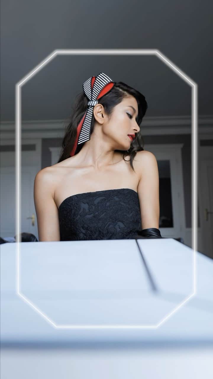 ブシュロンのインスタグラム：「Breathe in, breathe out. Savour the calm before the Cannes frenzy. Basking in the last moments of tranquillity, Brand Ambassador Rola is ready for the flashlights… and so is this phenomenal bow, making its debut appearance. #BoucheroninCannes」
