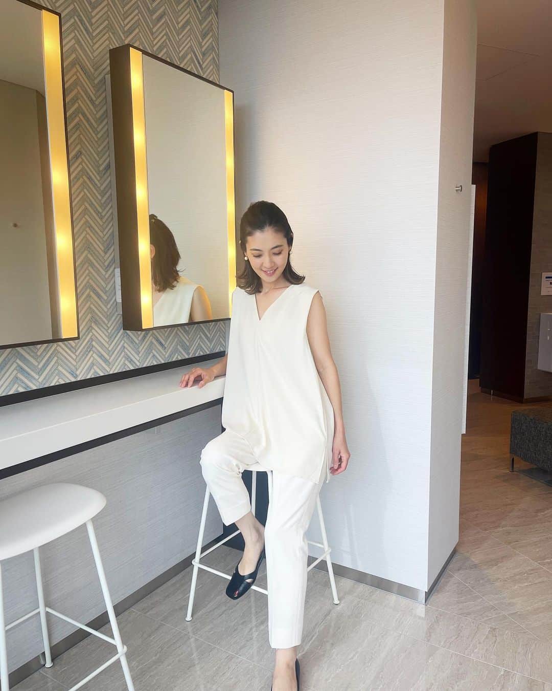 のインスタグラム：「昨日はオンラインセミナーの司会でした🎤 トップスもパンツも @elura_official で✨ 速乾性や接触冷感などの機能もあり、どちらも夏にピッタリなサラッと素材！ Eluraは、.stのオンラインストアでも気軽に買えるので、よく見ちゃいます♪  #Elura#エルーラ#大人の悩みに効くコーデ #elura2023ss#コーディネート#coordinate#style#パンツ#パンツコーデ#白パンツ#白パンツコーデ#トップス#ノースリーブ#フリーアナウンサー#司会#mc#white#🤍」