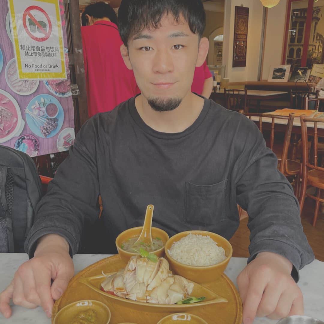 高須将大のインスタグラム：「今回の定期検査も大丈夫でした！ 毎日がドキドキで、今回は呼ばれるまでに凄い時間かかったので変な勘ぐりをしてしまって、怖かったです。 ランチはいつも検査の日に行っている、水道橋にあるシンガポールライスを食べられる場所に行きました。 すき家並みの早さで提供されて、味は驚くほど美味しいです🐔 このお店は私にとって特別な場所で、辛い時も、治療が上手くいって安心している時もこのお店に足を運んでいました。 これからもこの試練は続きますが頑張りたいと思います🔥☀️ -  #開腹手術　#抗がん剤 #癌 #ステージ4  #肝臓がん　#抗癌剤　#肝臓癌　#AYA世代　#笑顔　#余命　#がん　#癌 #再発　#がん　#RIZIN #総合格闘技　#格闘技　#キックボクシング」