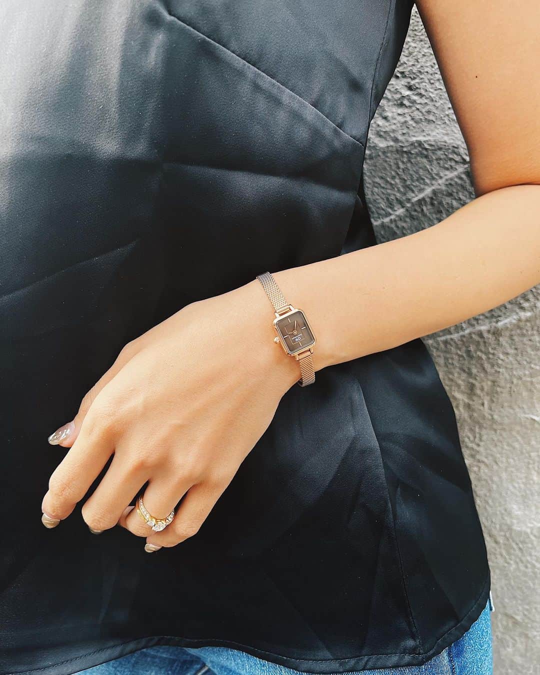 愛菜さんのインスタグラム写真 - (愛菜Instagram)「@danielwellingtonの最新作✨ Quadro MiniはDWの中で最も 小さな文字盤を備えた時計だから アクセサリー感覚で付けれる腕時計⌚️❤️‍🔥 上品で女性らしいデザイン✨ プレゼントにも嬉しい🎁  公式ウェブサイトと直営店舗で 使える15%OFFクーポンです💋 【ig0622】 〜2023.07.01   #ダニエルウェリントン  #見た目より小さい #レディースウォッチ  #ヴィンテージ  #古着コーデ  #YESDW」5月26日 22時31分 - ainaaa0622