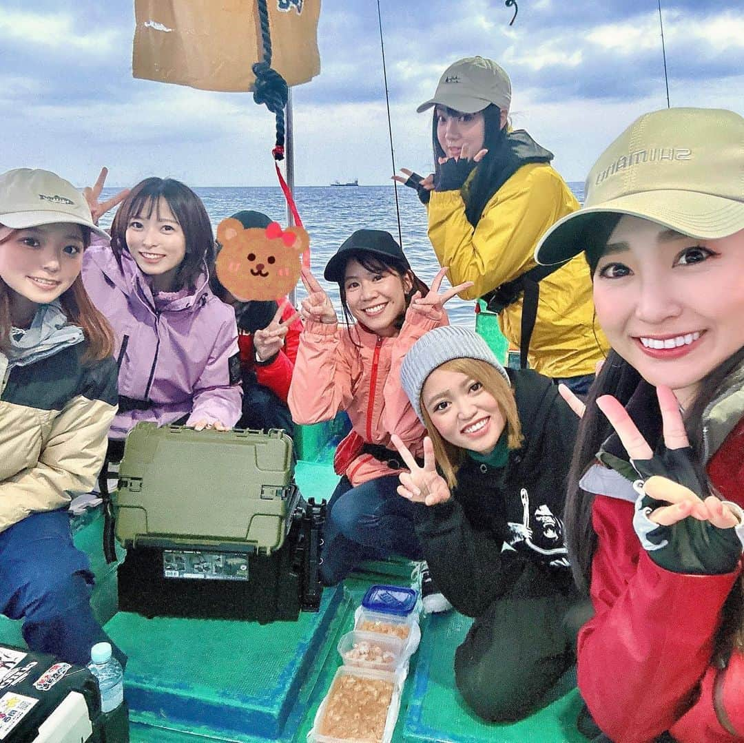 高本采実さんのインスタグラム写真 - (高本采実Instagram)「🎣 4月頭、フグが食べたくて！！ みんな誘って初めてのフグ釣りへ！🐡  カットウ釣り初チャレンジ！！ 慣れないエサ釣り、最初はアカエビをつけるのにも苦戦(笑)  いつものルアーフィッシングとのアタリとは違う、エサを食べにきたフグを引っ掛ける手法。 これがまた楽しい！！！  タックルは、太刀魚ジギングロッドやタコロッドに、タイラバでも使うベイトリールを代用。 仕掛けだけ釣具店でオーナーの錘とカットウ仕掛けを購入！（そして新鮮なアカエビを市場で購入w） 初回にしてこれで十分な釣果が得られました✌︎  釣ったフグは釣り後すぐに捌いてくれるので、お家帰ってから調理が楽チン&美味しい！！！！ 次のフグ便シーズン、早く来ないかな🥹  そうそう！！今回、デカフグダービーの海蓮丸オリジナルステッカーをデザインさせていただきました！ また次回のデカフグダービー開催時に、 ステッカーを目指して海蓮丸フグ便に乗船してGETしてくださいね😆🎣  ⛴海蓮丸  @kairenmaru   ① rod：RISKY RISERVA510 reel：ENGETSU PREMIUM 151PG  ② rod：DORASUTE DSB-63MH reel：KOHGA IC 100P-RM  . . .  #カットウ釣り #フグ釣り #デカフグダービー  #海蓮丸 #明石 #ショウサイフグ #ホシフグ #フグ顔 #fugu #エサ釣り #釣果 #釣り好き #釣りガール #大物ハンター #アングラー #fishinggirl #钓鱼 #高本采実 #あやみん #ayamistagram」5月26日 22時32分 - ayami__summer