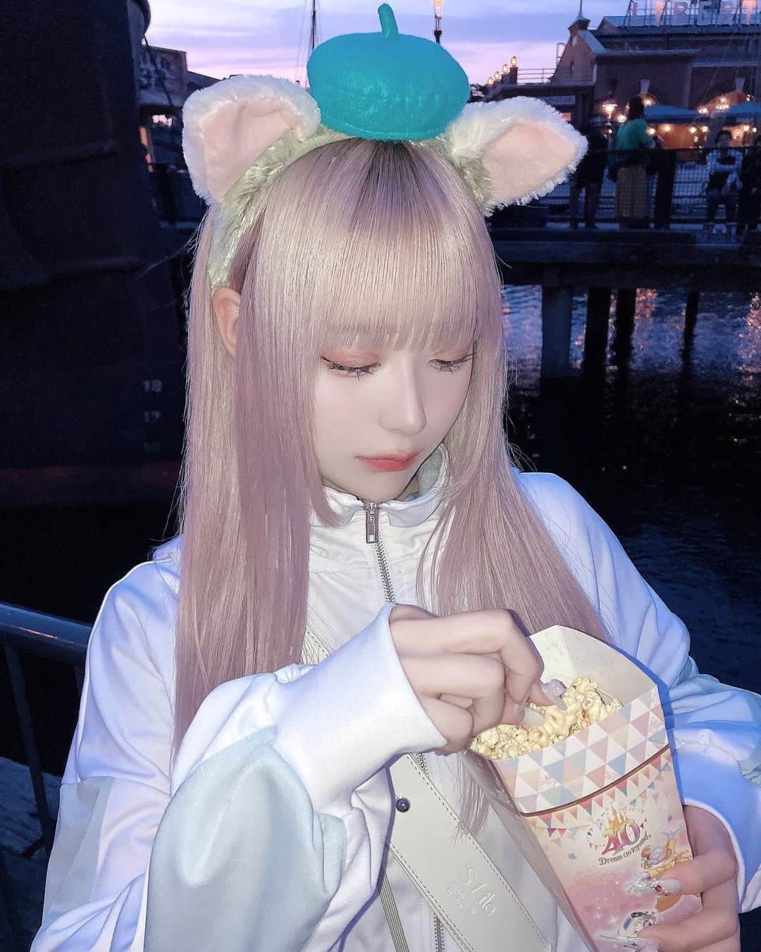 凸守すずのインスタグラム：「ガーリックシュリンプ味のポップコーン堪らん///」