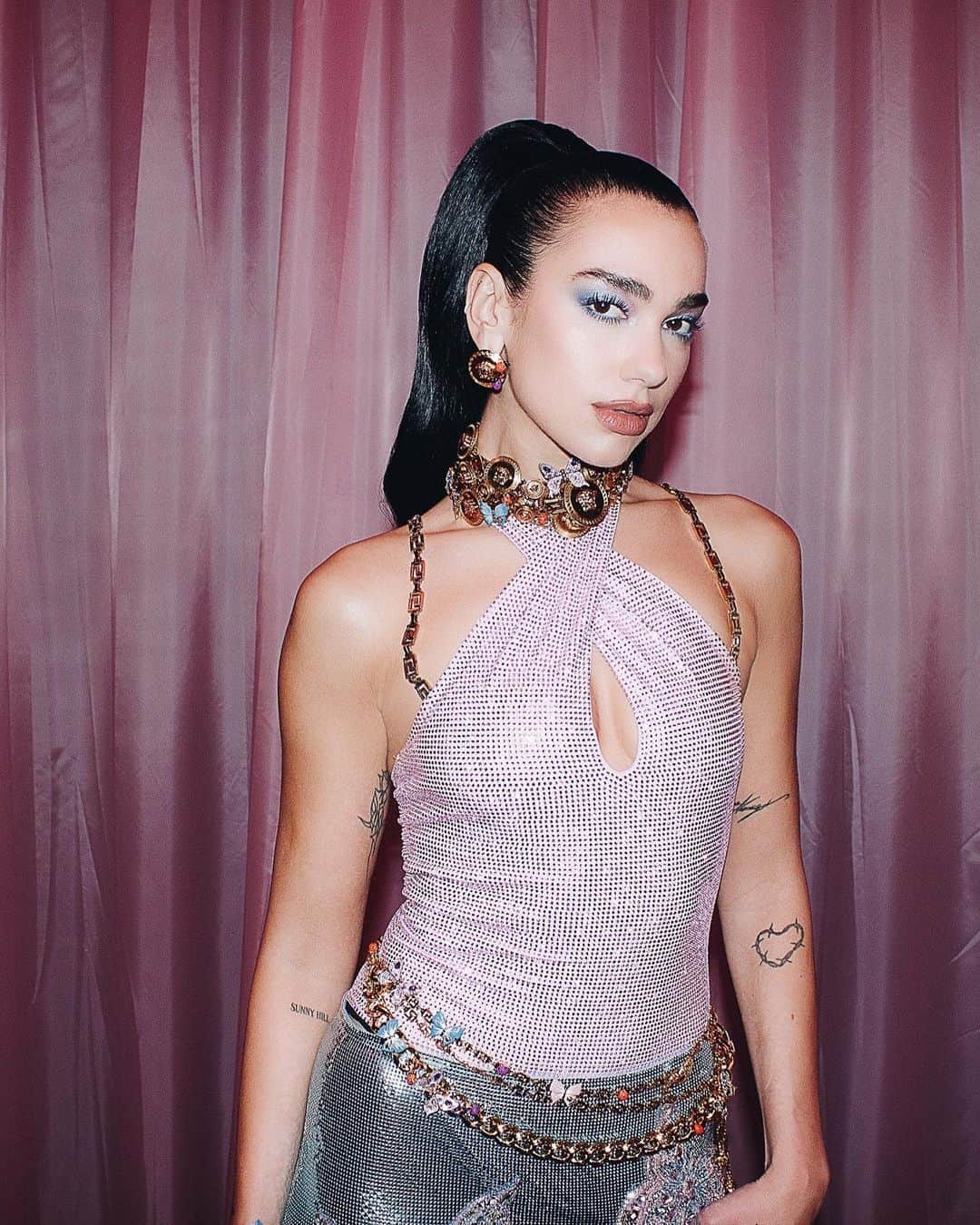 ELLE UKさんのインスタグラム写真 - (ELLE UKInstagram)「This Barbie is ready to party. Dua Lipa has released 'Dance the Night,' a new original song and lead single for the #Barbie movie, and it's a sparkling disco track that lives up to its title.  Hear the song and read the meaning behind the lyrics at Link In Bio.」5月26日 22時44分 - elleuk