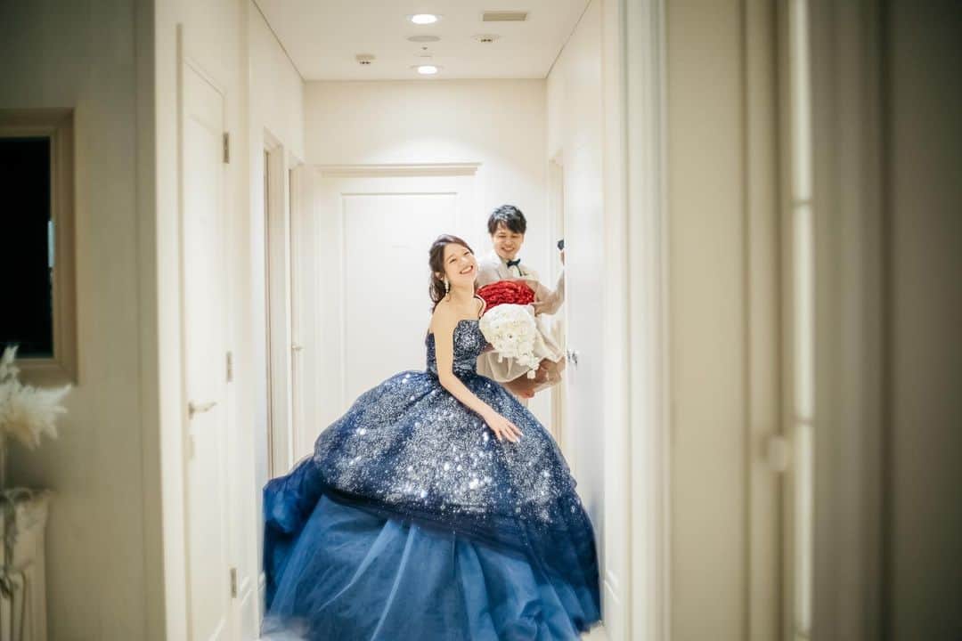 アニヴェルセル 大阪 公式のインスタグラム：「*  結婚式が結んだ後、お控え室に戻られるタイミングをパシャリ。  無事に結婚式が大成功し、ほっと一息つく瞬間。 たくさんご準備や打ち合わせを重ねてきたので、この瞬間はスタッフとしても嬉しいような、どこか寂しさもあります。  また、いつでもお越し下さい！！  @anniversaire_official  @anniversaire_osaka  .  #結婚式 #ウェディング #アニヴェルセル #アニヴェルセル大阪 #大阪結婚式場 #大阪結婚式 #なんば結婚式 #なんば結婚式場  #プレ花嫁 #アニ嫁 #2023花嫁 #2024花嫁 #式場見学 #式場探し #ブライダルフェア #フォトウェディング #ウエディングフォト #大聖堂 #大聖堂ウェディング #披露宴 #カラードレス」