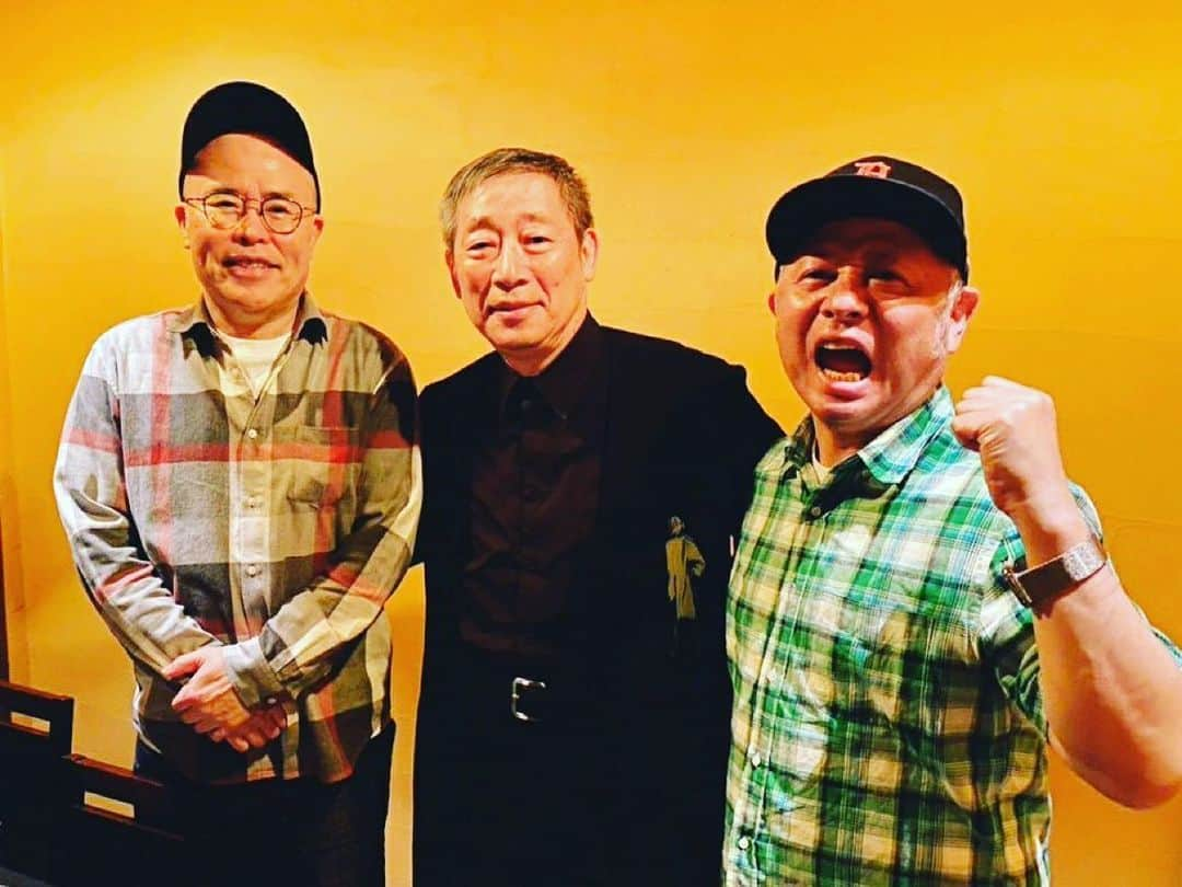 嶋田隆司のインスタグラム：「水曜日に、あの『キン肉マンGO fight』『炎のキン肉マン』『キン肉マン旋風』など多数をを作詞してくださった森雪之丞先生に、キン肉マンアニメ化40周年のお祝いをしていただきました。今では当たり前の各キャラクターソングの生みの親と言っても過言ではない偉大な先生ですが。こちらが緊張して言葉が出なくても優しく言葉がけ してくれる優しくダンディな先生です。先生のような良い文章、セリフが作れるようになりたい。一生手が届かない先生です。　#キン肉マン　#キン肉マンアニメ化決定　#森雪之丞　#子をな大人になりたいと思いながら自分たちは充分おっさん　#muscleのスペルは森先生の作詞で覚えた　#キン肉マンアニメ化40周年　#超キン肉マン展」