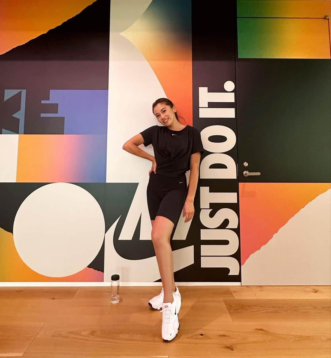 のインスタグラム：「この度NIKEと契約し、 Nike official Trainer の一員に なる事が決まりました✔︎🔥  先日キックオフに参加させて頂き 個々で活躍されてる皆さんにお会いし とても刺激をもらいました❤️‍🔥  皆の運動に対する熱意や愛を感じ フィットネスの良さを改めて感じました。  私自身、フィットネスの素晴らしさを 日々心と身体で感じていて  運動してる時の自分が 一番自分らしく自然体でいられて 自分を好きになれる ツールだと思ってます。  1人でも多くの皆さんに 運動の良さや大事さを知ってほしい もっと身近に ライフスタイルの中にフィットネスが あってほしいなと思ってます！🔥  NIKEでの活動も 楽しみにしていただけたらと 思っております🫶🏾  今後とも宜しくお願い致します。  #NikeTrainer #TeamNIKEjapan  @niketokyo #nike #♡」