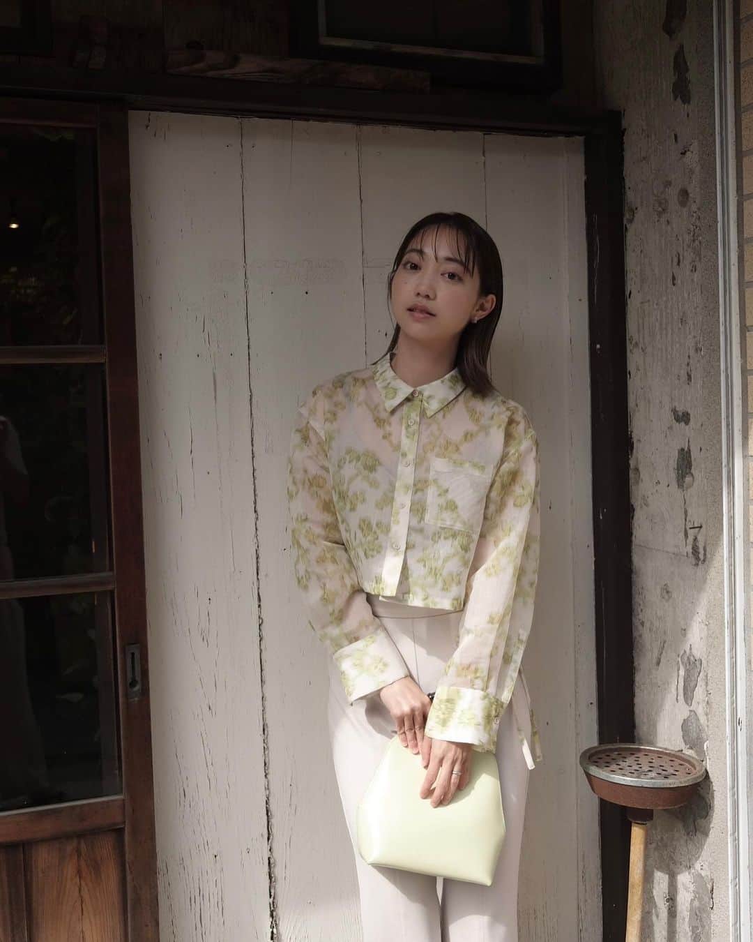 市岡麻美のインスタグラム：「シャツが好きで、色々集めてるんだけど、こちらは初夏にぴったりな1枚🍧 ショートめなので低身長さんも映える丈感です🥹  STRATAで使えるクーポンをもらったのでシェア🥳 -——————— @strata_jp  ¥550オフ(実質送料無料)クーポン：23su_asami 使用期限：2023/6/30まで 対象商品：STRATA全アイテム -———————  #strata#cohina#小柄コーデ #ootd#今日のコーデ #シャツコーデ」