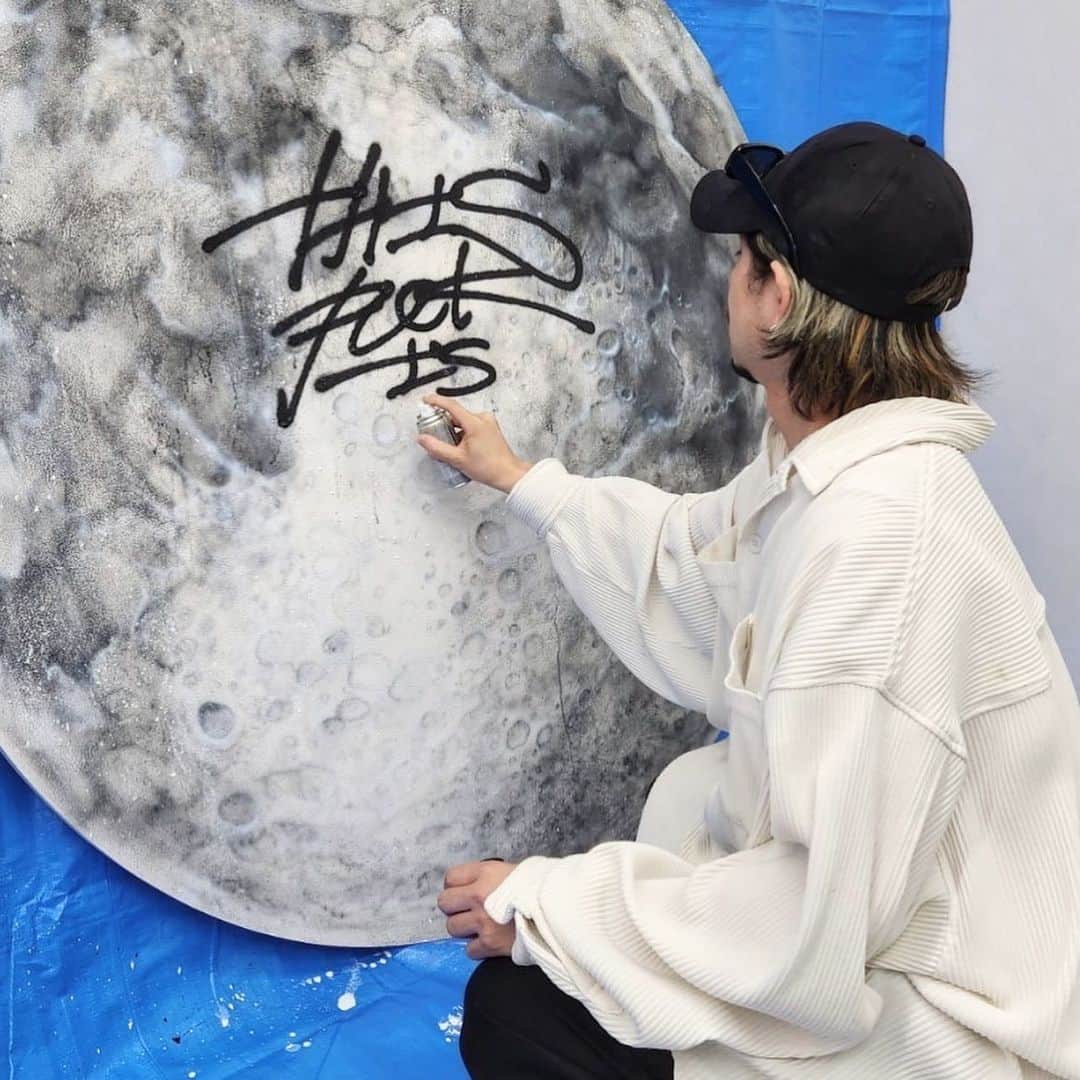 Amazing JIROさんのインスタグラム写真 - (Amazing JIROInstagram)「I directed and designed studio/office interiors! I asked my favorite artists to work on as well and it was so much fun! The moon artwork that we came up with together is my favorite and I wanted to take it back home with me so bad!  Design&Direction  / @amazing_jiro   Collaboration Artist / @hajime_shibari  / @oli_ishii   Polyhedron Man / @ukita_jur   Special Thanks / @sweets_shachyo   #amazing_jiro #interior #interiordesign #design #designing #wallart #walldesign #wallpainting #painting #mural #muralart #studio #office #collaboration #moon #art #デザイン #インテリア #内装 #内装デザイン #ウォールアート #壁画 #スタジオ #事務所 #オフィス #コラボ #月 #アート」5月26日 22時47分 - amazing_jiro