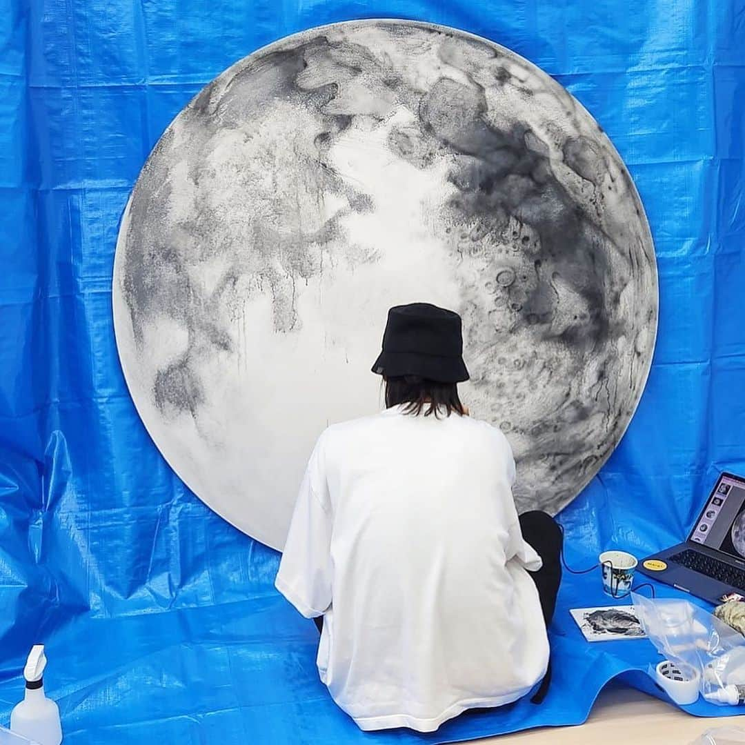 Amazing JIROさんのインスタグラム写真 - (Amazing JIROInstagram)「I directed and designed studio/office interiors! I asked my favorite artists to work on as well and it was so much fun! The moon artwork that we came up with together is my favorite and I wanted to take it back home with me so bad!  Design&Direction  / @amazing_jiro   Collaboration Artist / @hajime_shibari  / @oli_ishii   Polyhedron Man / @ukita_jur   Special Thanks / @sweets_shachyo   #amazing_jiro #interior #interiordesign #design #designing #wallart #walldesign #wallpainting #painting #mural #muralart #studio #office #collaboration #moon #art #デザイン #インテリア #内装 #内装デザイン #ウォールアート #壁画 #スタジオ #事務所 #オフィス #コラボ #月 #アート」5月26日 22時47分 - amazing_jiro