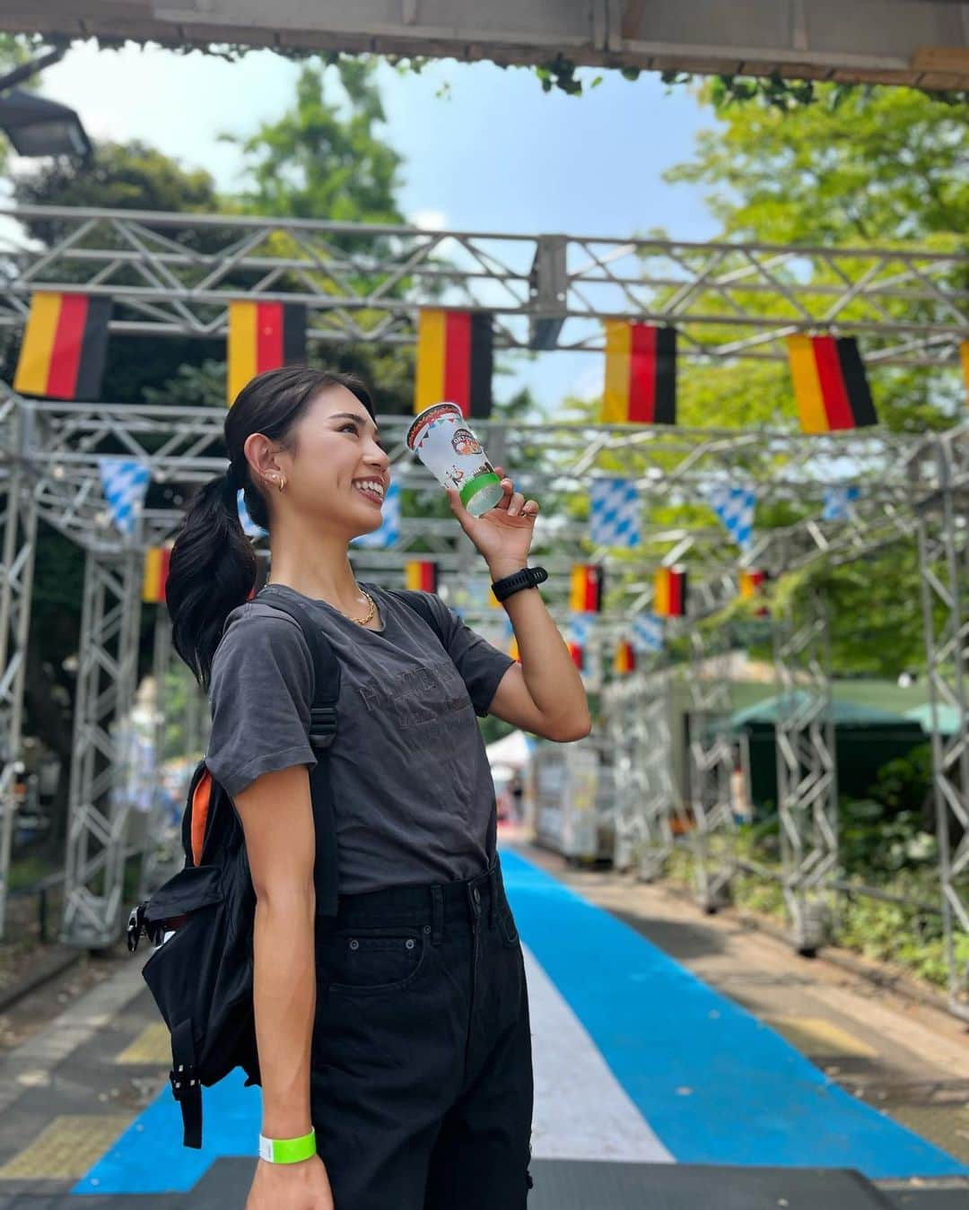 坪井ミサトのインスタグラム：「\OKTOBER FEST 2023/  念願のオクトーバーフェスト🍺 普段ビールは体のために控えていますが、 (ハイボールか焼酎を飲んでます) この日だけ特別解禁😍  色んな種類のドイツビールがあって 迷う迷う🤣笑 それぞれの味があってどれも美味しかったです！ 飲み比べとか最高🍻  会場にいる人みんな笑顔で とっても素敵な空間でした☺️  5/28(日)まで日比谷でやってるみたいなので ぜひ行ってみてねー🤍  #オクトバーフェスト #ドイツビール #ビール解禁 #オクフェス20周年」