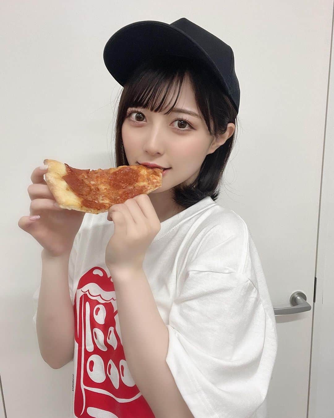 保科凜のインスタグラム：「明日ピザ屋さんします！  渋谷109のPOPUP も日曜日までです！ お時間ある方ぜひ8階に遊びに来てね！  ・ ・   #idol  #japaneseidol  #pizzanista  #pizza  #shibuya  #shibuya109 #like  #followme  #instagram   #アイドル #ジャムズ #保科凜 #渋谷  #渋谷109  #ピザ」