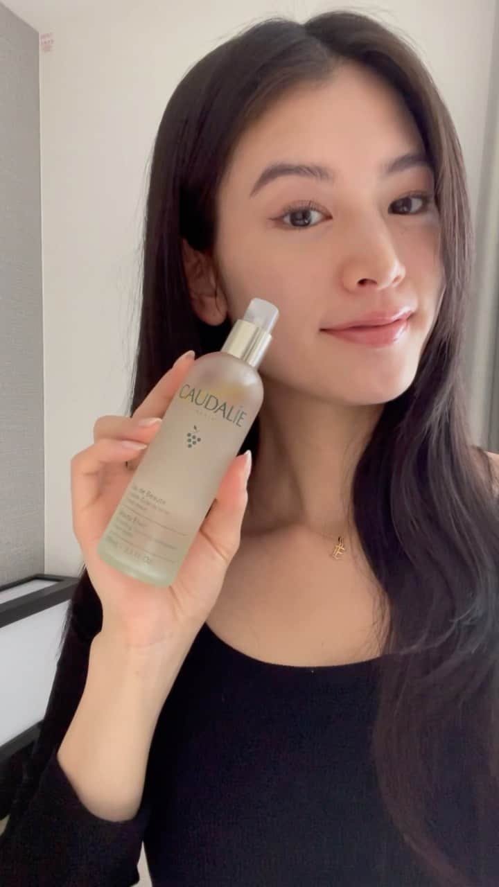 のインスタグラム：「프랑스 자연주의 스킨케어 브랜드 꼬달리의 대표적인 베스트셀러 뷰티 엘릭시르. 100% 식물유래성분으로 이루어져 있으며, 파라벤,페녹시에탄올,미네랄오일,PEG,동물성 성분을 함유하고 있지않은 자연친화적이며 고급스러움도 있는 아이템입니다! 메이크업후 또는 수정 시 사용하면 픽스는 물론 광채 나는 피부로 유지시켜줍니다~✨  #꼬달리 #꼬달리코리아 #caudaliekorea #뷰티엘릭시르 #beautyelixir #에센스미스트」