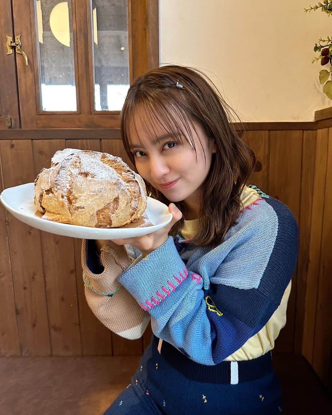 岡田結実のインスタグラム：「. ▷▷▷▸▸▸▸▸◂◂◂◂◂◁◁◁  📷Patisserie Cafe こんま亭 住所　：三重県いなべ市大安町石榑東１２１７－１ ＴＥＬ：０５９４－７８－１６４９ 営業時間 : 月曜～土曜/１０：００～１８：００ 　　　　　日曜・祝日/１０：００～１７：００ 料金：いなべのキャベツ/ ９００円  ▷▷▷▸▸▸▸▸◂◂◂◂◂◁◁◁  今日は記念すべき１００回目の放送💛 絶対見てね☺  特大シュークリームをいただきました💛  あなたも誰かと行きたくなる、FinderTRIP✨　　  見逃し配信はこちら💁🏻‍♀️ 〈FinderTRIP〉　　 ✅YouTube https://youtu.be/BkvlsorRdZ0 ✅Locipo https://locipo.jp/creative/5a89ae87-1ff9-4959-bd6a-9ee0dc720a67  #findertrip #ファインダートリップ #岡田結実 #緑黄色社会 #名古屋 #カメラ #名古屋デート #フィルムカメラ  #名古屋カメラ部 #名古屋観光 #名古屋鉄道 #電車旅 #いなべ市 #いなべグルメ #いなべ探し #いなべ巡り #いなべ市観光 #こんま亭 #パティスリーカフェ #パティスリーカフェこんま亭 #patisseriecafeこんま亭 #いなべテイクアウト #シュークリーム #絶品スイーツ」