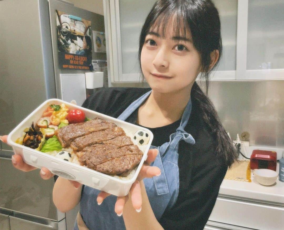 のインスタグラム：「今日の朝は、皆様に愛妻弁当をお届けしたあ ！ なーんか連日、彼女感強めだよねえ、₍ᐢ.ˬ.ᐢ₎ﾍｯ  うずらの卵をサッカーボールするための海苔は、切るのが大変だったけど上手く出来たっ ⚽️ ゆゆさん、ちゃんとお料理出来ますよ  皆様と話すのが楽しすぎて、一生マシンガントークしてたら喉やられたけど、 明日の 19:00 〜 ピアノを弾きながら歌うの ！ 是非聴きに来てね 🫧  おやすみーーーっ！」