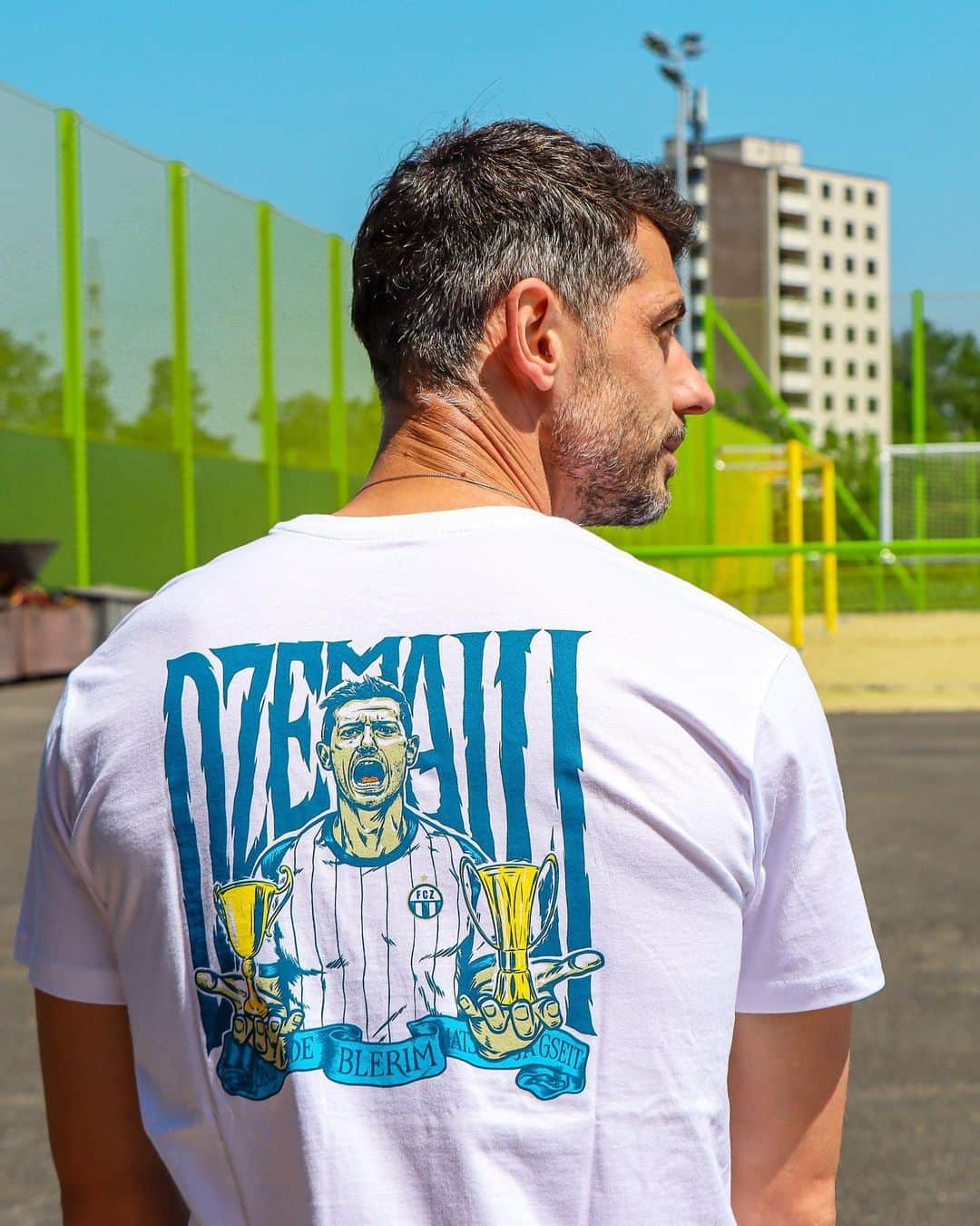 ブレリム・ジェマイリのインスタグラム：「Ab sofort ist das Legenden-Shirt von Blerim Dzemaili in einer limitierten Auflage im FCZ Fanshop und Webshop erhältlich. 🔵⚪️   #fcz #stadtclub #NieUsenandGah」