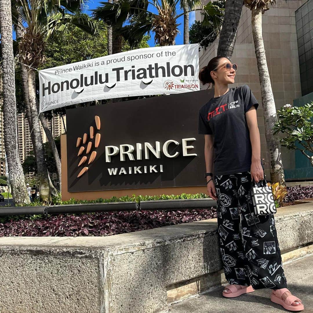 野原遥さんのインスタグラム写真 - (野原遥Instagram)「#Hawaii #ホノルル  夫のトライアスロン初挑戦は、本当に感動そのもの。 仕事で時間が無い中、やると決めた事に対して一切の妥協を許さない夫のここ数ヶ月の生活を思い返すと余計に感動するものです。  夫と出会わなければ、私の人生でホノルルマラソンにもトライアスロンにも携わることはなかったな。  日々感化されまくりまして、私は今年ホノルルフルマラソンに挑戦すると決めました🔥笑 まさか自分が… とは思いつつ、自分の人生設計を逆算すると、今年チャレンジする以外の選択がなかったというわけです。笑  そんな私達の側にいて支えてくだる皆様、そして素晴らしいチームに招いてくださったM.I.Tの皆様には本当に感謝です。  何かに挑戦し続ける、そんな夫婦でいられるように😁  #Honolulu #waikiki #ホノルルトライアスロン2023 #honolulu #プリンスワイキキ #princewaikiki」5月26日 23時00分 - noharu1021