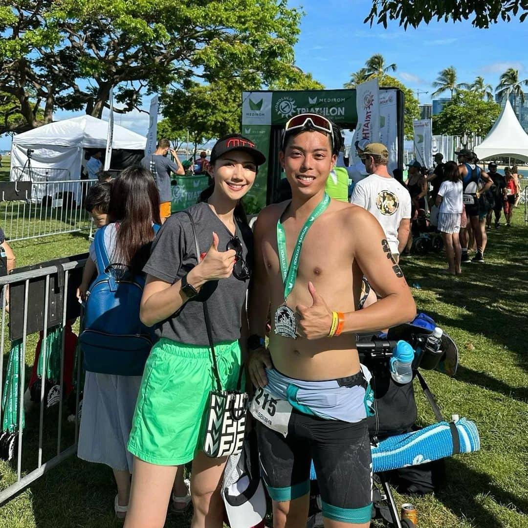 野原遥さんのインスタグラム写真 - (野原遥Instagram)「#Hawaii #ホノルル  夫のトライアスロン初挑戦は、本当に感動そのもの。 仕事で時間が無い中、やると決めた事に対して一切の妥協を許さない夫のここ数ヶ月の生活を思い返すと余計に感動するものです。  夫と出会わなければ、私の人生でホノルルマラソンにもトライアスロンにも携わることはなかったな。  日々感化されまくりまして、私は今年ホノルルフルマラソンに挑戦すると決めました🔥笑 まさか自分が… とは思いつつ、自分の人生設計を逆算すると、今年チャレンジする以外の選択がなかったというわけです。笑  そんな私達の側にいて支えてくだる皆様、そして素晴らしいチームに招いてくださったM.I.Tの皆様には本当に感謝です。  何かに挑戦し続ける、そんな夫婦でいられるように😁  #Honolulu #waikiki #ホノルルトライアスロン2023 #honolulu #プリンスワイキキ #princewaikiki」5月26日 23時00分 - noharu1021