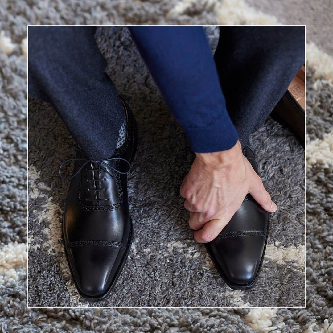 クロケット&ジョーンズさんのインスタグラム写真 - (クロケット&ジョーンズInstagram)「Trying on shoes at home... Do your Oxfords fit correctly? When lacing Oxfords the facings should be no further than 1cm apart for the average/standard arch foot.  . For more fitting advice click the link in our bio.  . #crockettandjones #madetobeworn」5月26日 23時00分 - crockettandjones_official