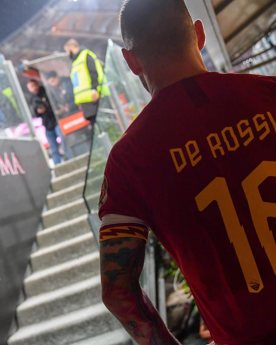 ASローマさんのインスタグラム写真 - (ASローマInstagram)「Four years ago today… 💭   Daniele De Rossi’s final game for Roma. ❤️  We’re not crying, you are. 😭  #ASRoma | #OnThisDay」5月26日 23時10分 - officialasroma