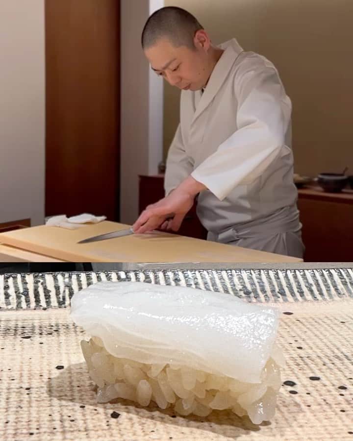 のインスタグラム：「大好きな東北沢『鮨 西崎』に、まーこさん、カブンさん、ビビアンさんという、インターナショナルな楽しい仲間たちと！ ⁡ 西崎亮平大将の仕事の丁寧さからくる味の綺麗さはつまみから握りまで収支素晴らしい！ まじで、ヤバいです！！！ ⁡ 握りで、 白烏賊 鱚 鰹 煮蛤 八角 本鮪の赤身 中トロ 小肌 車海老 クロムツ 雲丹 穴子 ⁡ 追加で、 トロタク  #鮨西崎 #具義寿司2023 #具義東北沢2023」