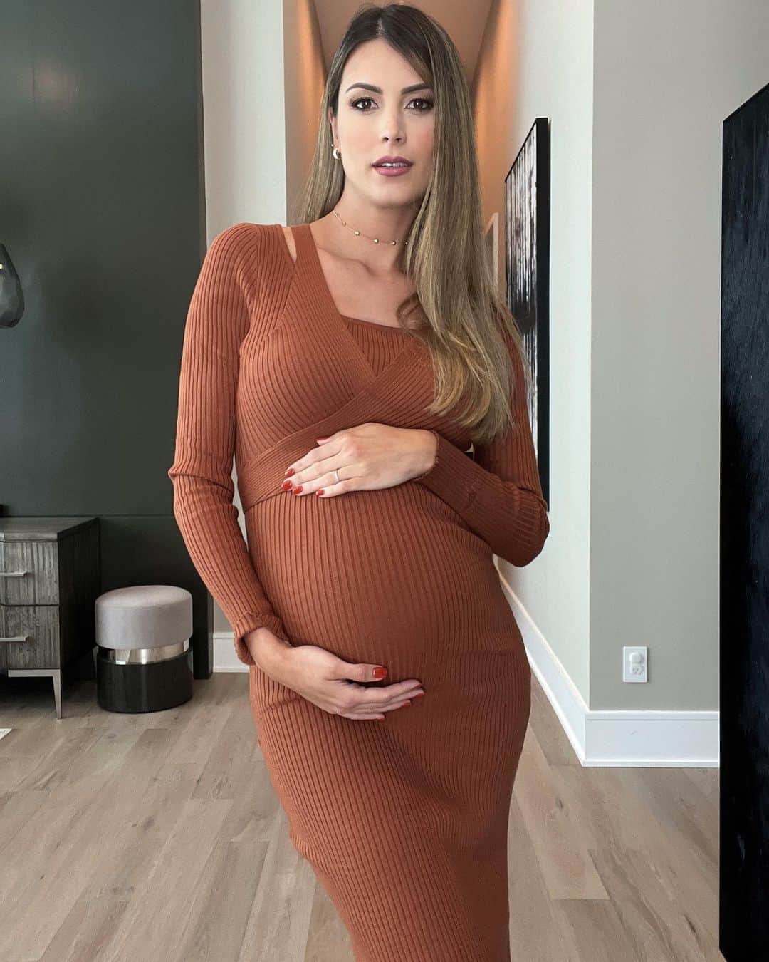 ステファニア・フェルナンデスのインスタグラム：「Este segundo embarazo me ha dado una fuerza inexplicable. Se que no todos se viven igual y no es bueno, ni sano compararse para no caer en ansiedades.  Lo que si les puedo decir es que vívanlo como se lo indique su corazón 🤎 sigan esa intuición que nunca se equivoca.   Un abrazo cargado de linda energía para todas las embarazadas que me siguen 🤰🏻🌟」
