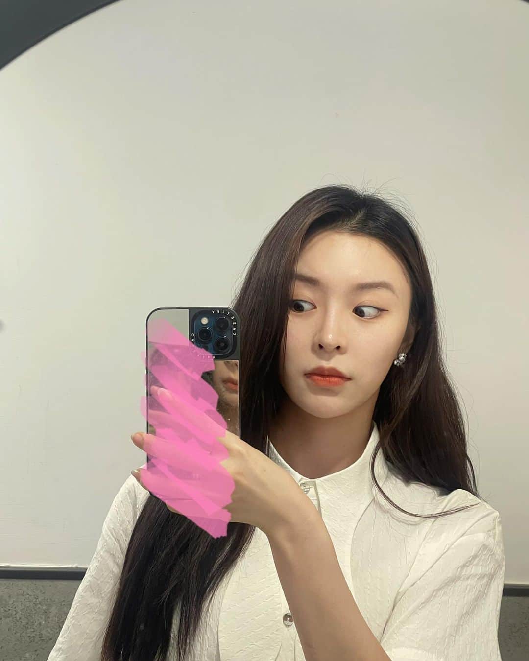 エルキーのインスタグラム：「畫風逐漸走偏🤓 옆으로 넘길수록 이상해지네…」