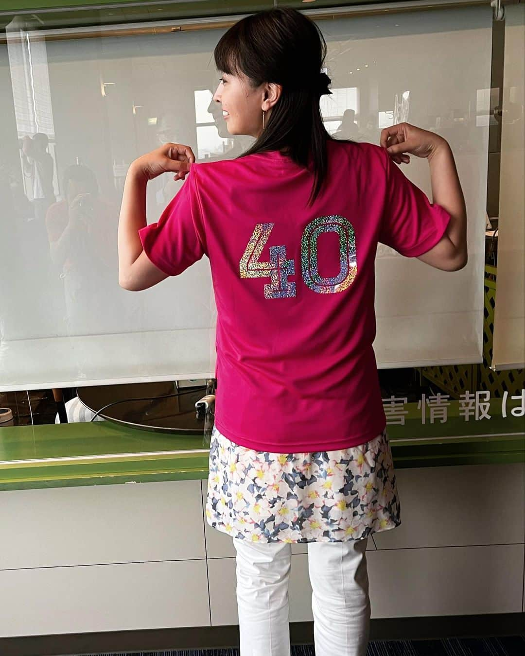 小林奈々絵のインスタグラム：「今日、40歳になりました✨ これからワクワクの40代がスタート❣️  そんな誕生日当日はラジオの生放送でした📻 沢山のお祝いメッセージ📧プレゼント🎁お花など💐 あたたかい愛に包まれた幸せな時間でした💕  出逢ってくださったすべての皆さまに感謝✨ これからもどうか見守っていてくださいね✨  #40歳 #40代 #楽しみすぎる #これでいいのだ #バカボンのパパは41歳 #しみる」