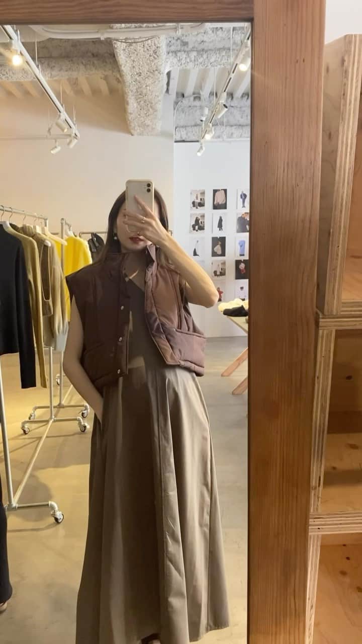 平木愛美のインスタグラム：「アウターにニットにベスト、色々とオーダーしてしまった！awな展示会。🤍 @cavezarosso   こういうベストもあんまり自分に似合うと思っていなかったのですが 着てみるとシルエットがとっても素敵！！！＆コーデが可愛くて。  アウターも子供との公園とかでも使えそうな？丈感かつかたちがとっても可愛かったり🧡 色々一目惚れ！🫶  knitは白にしたけどよぴちゃんが着ているカラーも可愛かった。💕  ちなみに着てる私服のワンピは @norc.jp  今季のものだよ〜！こちらも以前展示会オーダーしてたもの、、！✨ カラー展開の中でもわたし普段はpink！！！などを選びがちなのですが こちらはなんとなく おとななカラーを選んでみた。🪞 bag / @paris64world shoes / @zara」