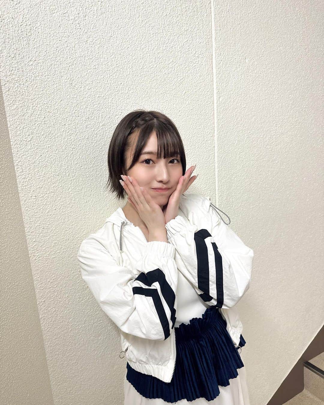 安部若菜のインスタグラム：「初恋からずっと君の事が好きだ 🐩♡  「初恋至上主義」 渋谷凪咲さんの衣装でした🌼  #アイドル#衣装」