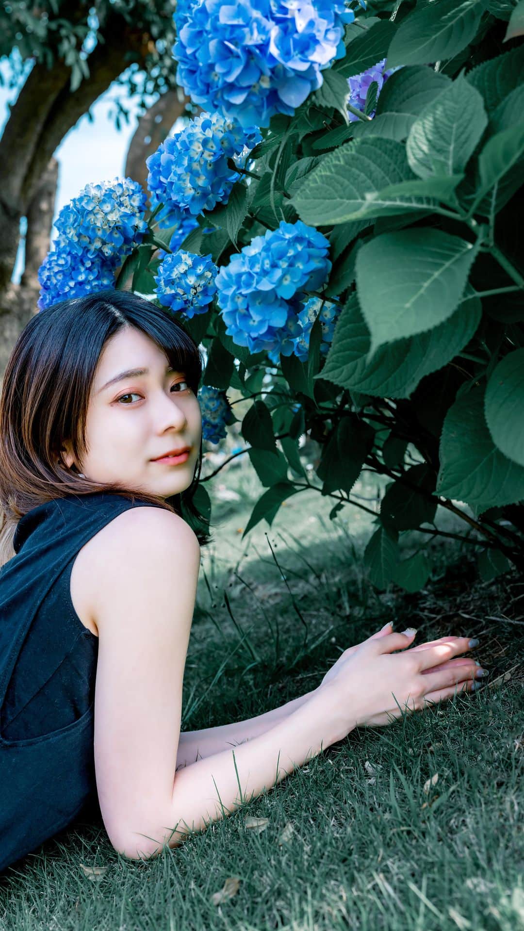 shabonのインスタグラム：「* . . . . . 紫陽花の下で寝転んで 気持ち良かったね🥰 . 最近地震多くて怖い🥺🥺🥺 . . model : @mooonene . . FUJIFILM X-T5 /  XF23mm F1.4 R . . . . . . *」