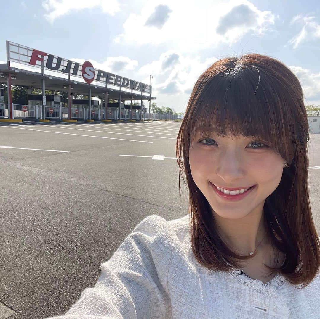 白木愛奈さんのインスタグラム写真 - (白木愛奈Instagram)「2週間ほど前のとびっきり！しずおか土曜版で紹介した、小山町の富士スピードウェイ。🗻  ホテルやミュージアムを併設するサーキット場で、 サーキットが見渡せるお部屋やカフェ、またレースシミュレーションが楽しめるゲーム、プレミア付きのレーシングカーなど、車好きにはたまらない空間でした🚗 車に詳しくないわたしでも、ワクワクする場所で、いつかこんなかっこいい車に乗ってみたい！と思いました(*^^*)  そんな富士スピードウェイで、 今日から、富士SUPERTEC 24時間レースがスタートしました！ 文字通り24時間コースを回り続けるレースで、見応えあること間違いなし！ 明日は現場から、その魅力を中継でたっぷりお伝えします😊  #富士スピードウェイ #富士supertec24時間レース  #24時間耐久レース #とびっきりしずおか土曜版」5月26日 23時12分 - shiraki_mana