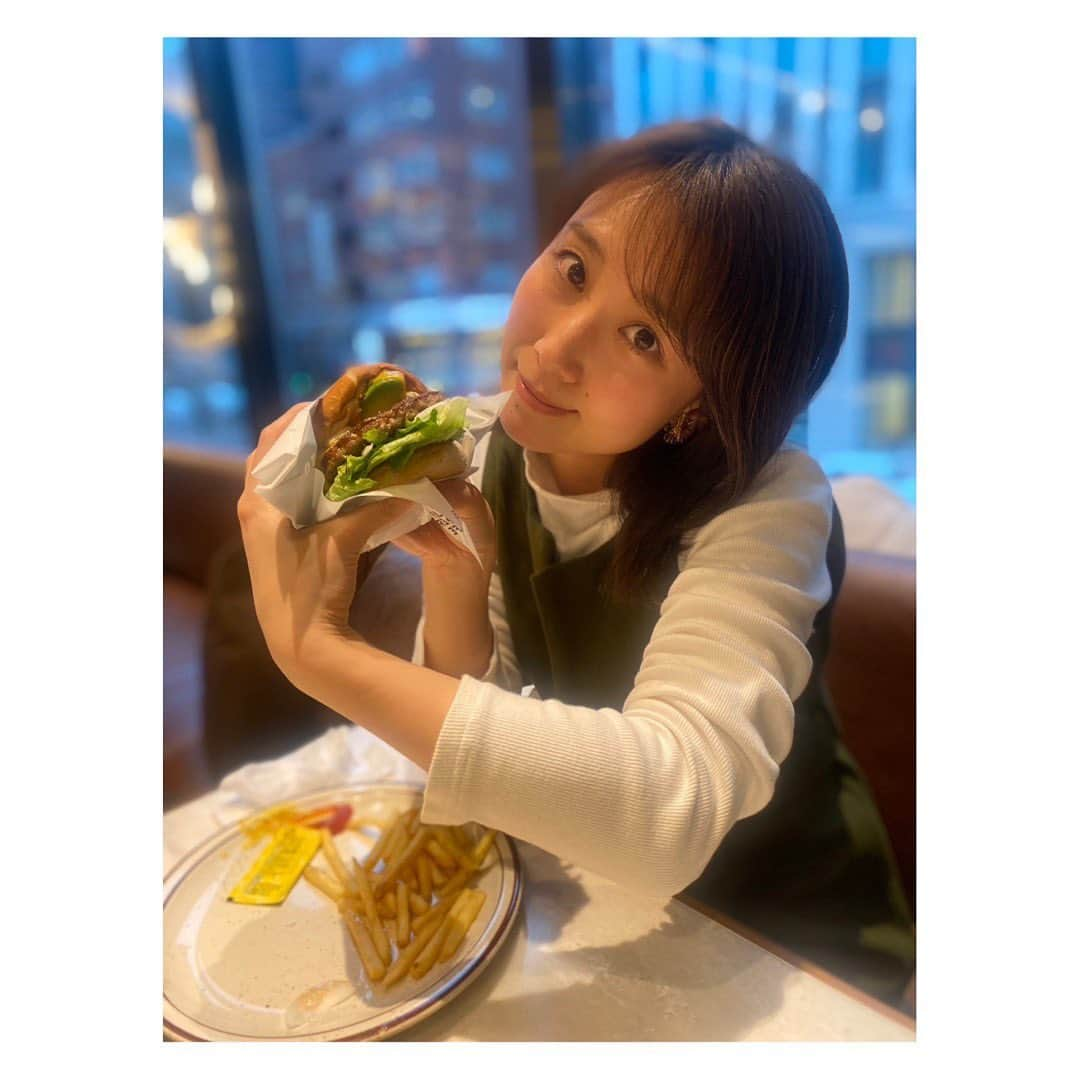 柴田平美のインスタグラム：「こちら🍔 #ハンバーガーと平美  あざとさ　とは。  🙄🙄🙄🙄🙄  #あざとい #あざとい系女子 #難しい #ハンバーガー #半目 #なぜこうなる #札幌 #北海道 #アナウンサー #〇〇と平美シリーズ」