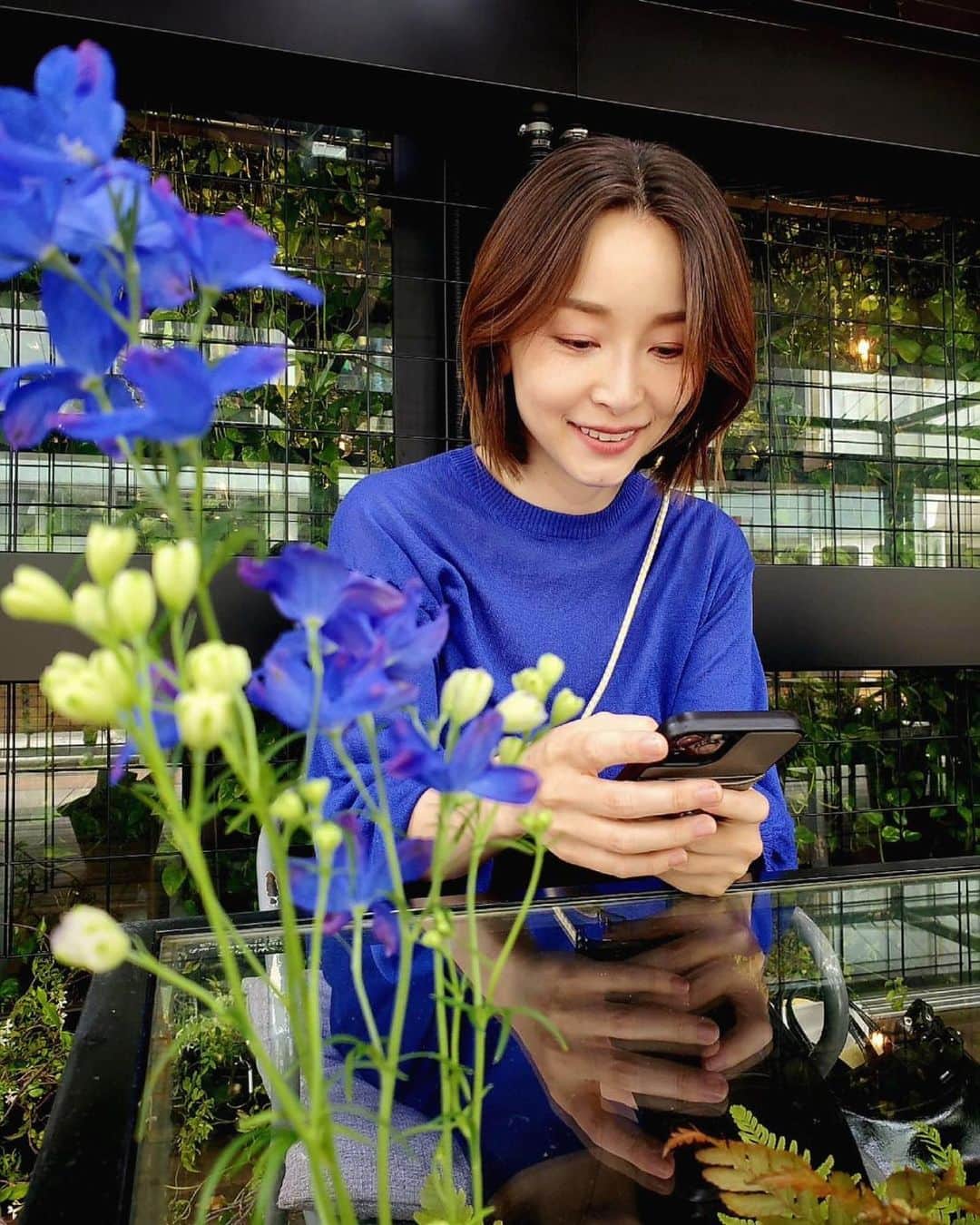 佐々木あさひのインスタグラム：「テラスに飾ってあったブルーのお花とリンクしていた @chiehidakamua さんとのデートDAY💙  UN3D.のAW可愛かったなぁ✨ @un3d_official   5月31日発売のローラメルシエのファンデーションは、素肌感満載！まさにウェイトレス！  @lauramercier  リアル フローレス ウェイトレス パーフェクティング ファンデーション 全5色　税込6,820円」
