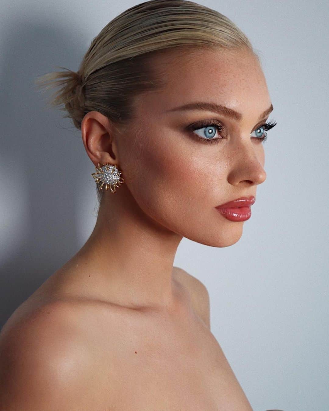 Hung Vanngoさんのインスタグラム写真 - (Hung VanngoInstagram)「#ElsaHosk (@hoskelsa) for the amfAR Cannes Gala - Cannes Film Festivals 🤎 👗 @danixmichelle assisted by @mar3ntaylor  💇🏻‍♀️ @daniellepriano  💄 @hungvanngo assisted by @jaydenhopham」5月26日 23時15分 - hungvanngo
