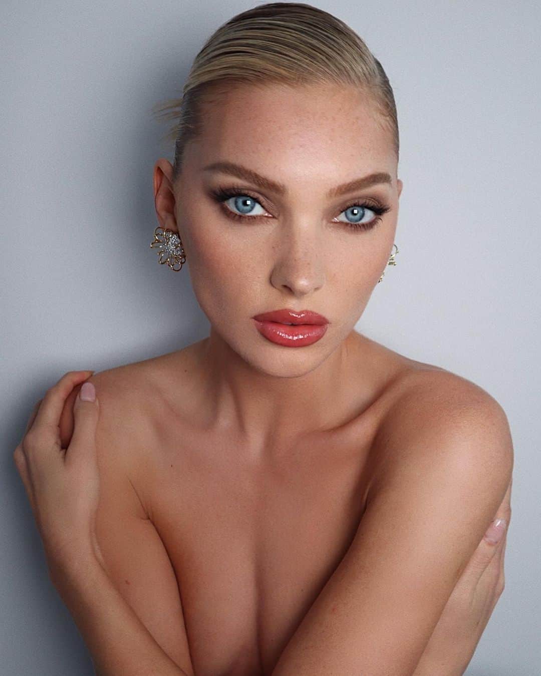 Hung Vanngoさんのインスタグラム写真 - (Hung VanngoInstagram)「#ElsaHosk (@hoskelsa) for the amfAR Cannes Gala - Cannes Film Festivals 🤎 👗 @danixmichelle assisted by @mar3ntaylor  💇🏻‍♀️ @daniellepriano  💄 @hungvanngo assisted by @jaydenhopham」5月26日 23時15分 - hungvanngo