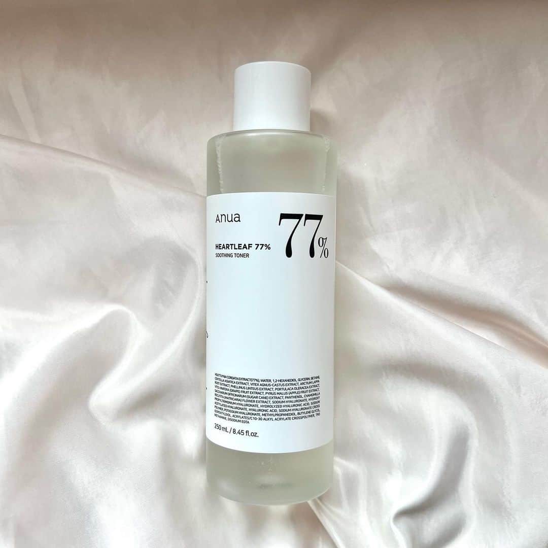 雨宮凜々子のインスタグラム：「最近のskin care紹介🍃  【Anua・ドクダミ77％ スージングトナー 】  軽やかなとろみテクスチャーで、夏にピッタリなシャバシャバ系化粧水🫧  肌を健やかに整えるドクダミエキス(整肌成分)を77%配合しており、パッチテストを完了してるから、敏感肌さんも使える低刺激化粧水！ (全ての方に刺激が起きないわけではありません)  ・WWD化粧水部門1位(2022.12/26〜2023.6/30) ・Qoo10化粧水部門1位 (2022.1/15~2022.11/30) ・オリーブヤング化粧水部門1位 (2021.07~2022.06) など多数受賞しており、  累計販売個数370万本(2019年～2023年現時点まで国内及びグローバル販売数量合計数値)を突破した、Anuaのベストセラー商品🫶🏻  オンラインだとQoo10や楽天市場！ オフラインだと近くのPlazaやloftで販売しているので是非チェックしてみてね！  #pr #アヌア #Anua #スキンケア #韓国スキンケア #ドクダミ化粧水 #コスメレポ #化粧水 @anua.jp　@anua_japan_review」