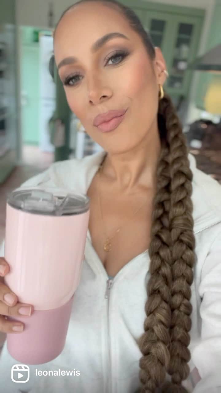 レオナ・ルイスのインスタグラム：「This is an Amazing Ayurvedic tea that heals the gut and all of the ingredients are probably already in your kitchen cupboard! When I was first diagnosed with an autoimmune disease I made this tea part of my everyday ritual 🤍  Fennel: is a remedy for colic, IBS and other painful digestive issues because it relaxes the muscles in the digestive tract. It contains phytoestrogens that are great for women who are having hormonal issues.  Coriander: is used to treat many intestinal disorders in Ayurveda. It reduces inflammation and has also been shown to inhibit the joint swelling associated with rheumatoid arthritis.   Cumin: Is an ancient remedy for indigestion, gas and other digestive issues. It has potent antioxidants and iron as well as fiber, and it stimulates the enzymes in the body that facilitate strong digestion.」