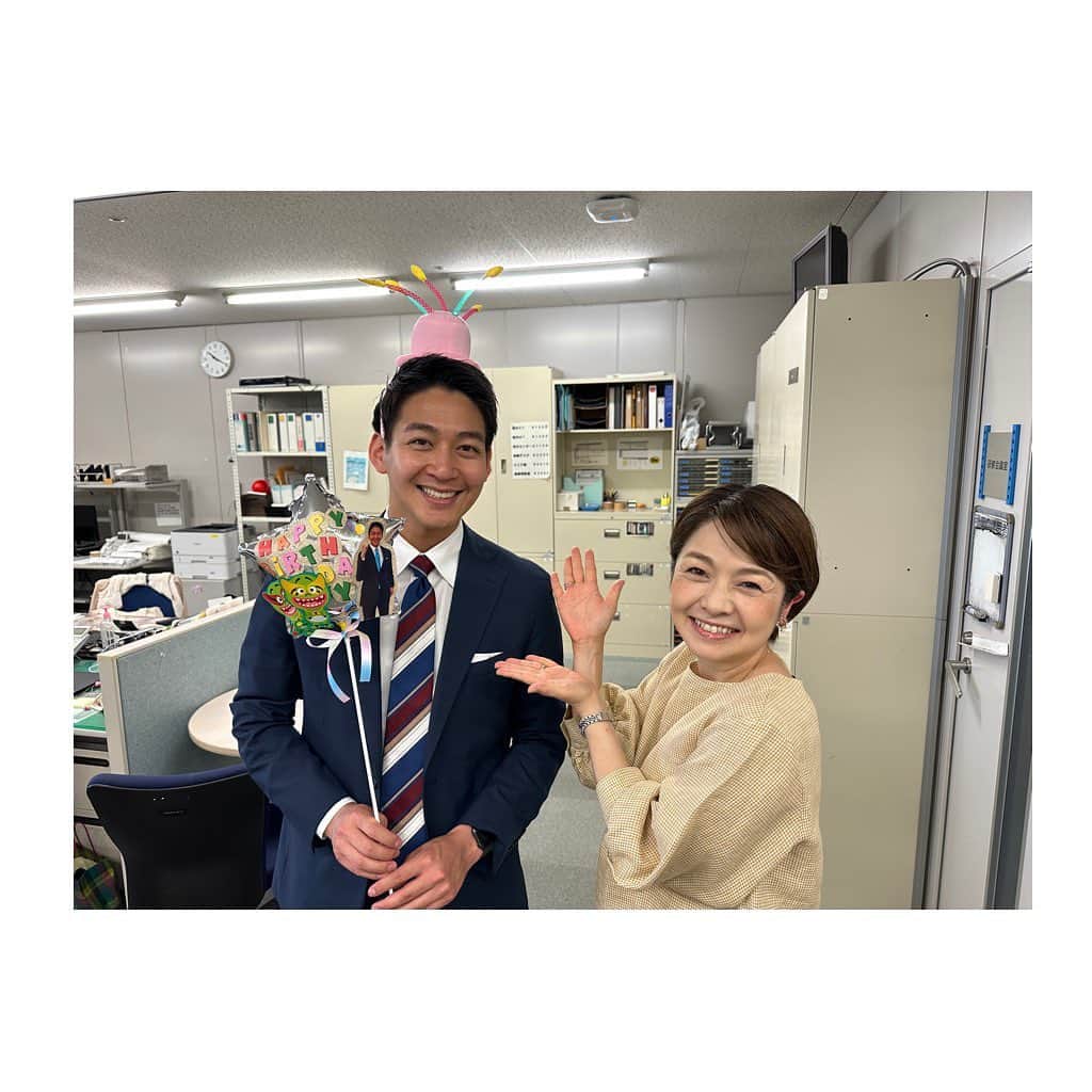 西山喜久恵のインスタグラム：「🎉 ホリモン、あ、いや堀池さん お誕生日おめでとうございます🎂 素敵な一年になりますように‼️  #堀池亮介  #27歳 #ホリモン #スタッフに愛されてるね」