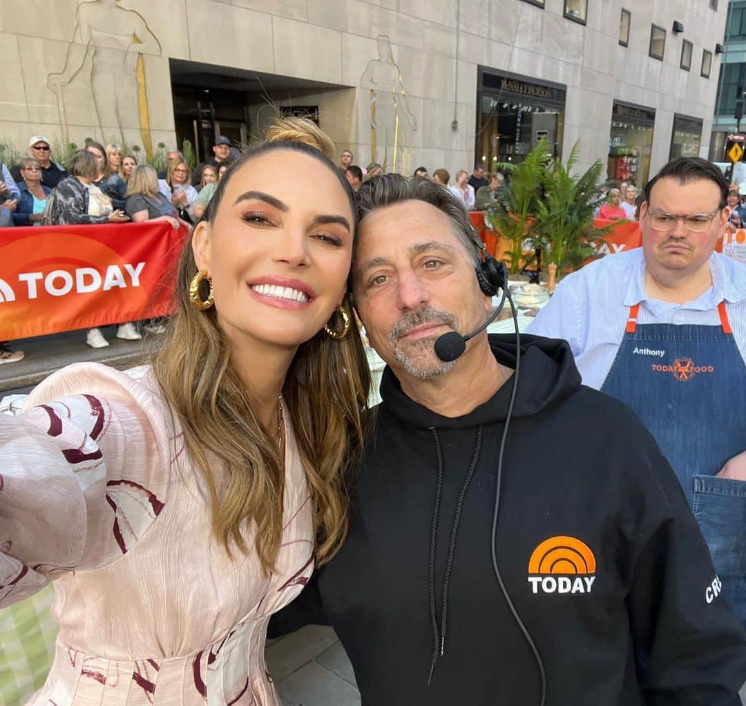 Elizabeth Chambers Hammerさんのインスタグラム写真 - (Elizabeth Chambers HammerInstagram)「Feels like I missed them more than they missed me. So happy to be back! Memorial Day picnic treats on the plaza at 8:50 this am 🧺 @todayshow」5月26日 23時21分 - elizabethchambers