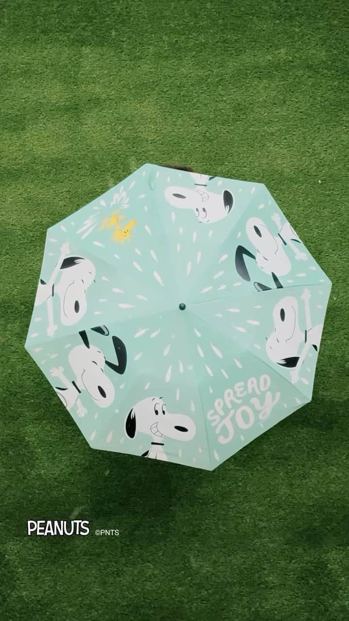 スヌーピーのインスタグラム：「Add a bit of color to any gloomy day with this Peanuts® color-changing umbrella. ☔ Find it at Hallmark Gold Crown Stores and at the link in our bio.」