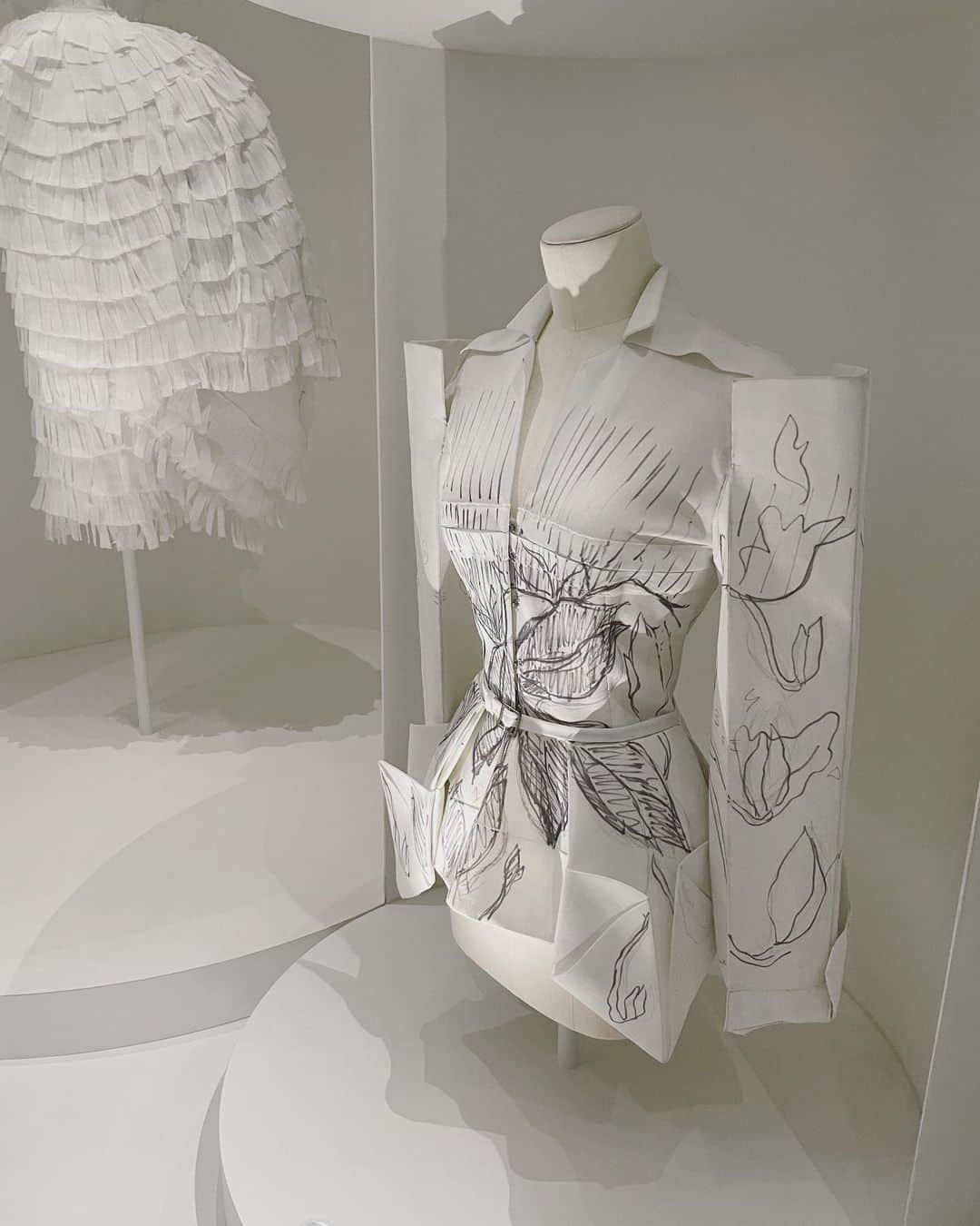 二木蒼生さんのインスタグラム写真 - (二木蒼生Instagram)「仮縫いされたオートクチュールがずらっと並べられていて、 シンプルなデザインから斬新なものまで  真っ白で美しかった…🤍  一つ一つじっくり時間をかけて見たくなっちゃう  #dior展 #クリスチャンディオール夢のクチュリエ展 #オートクチュール #東京都現代美術館 #dior ☆ディオール #清澄白河 #美術館 #展示 #」5月26日 23時30分 - aomushi_kune2