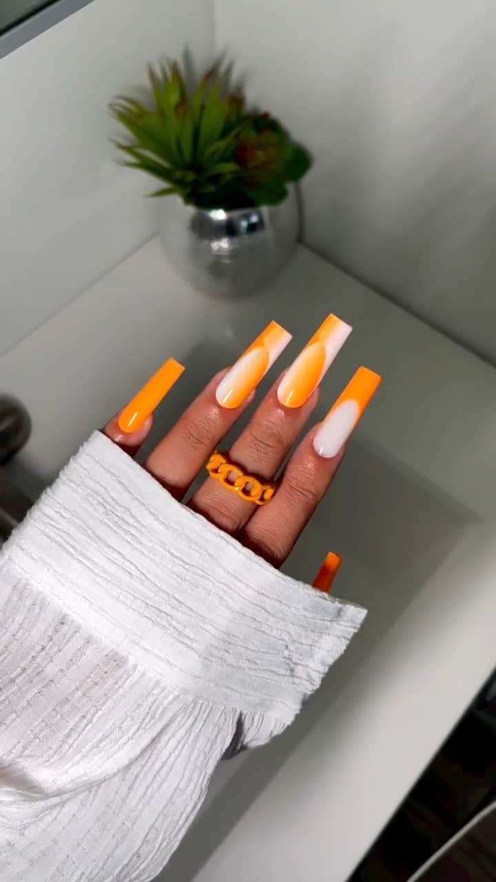 SHEINのインスタグラム：「@elennailedit's citrusy square tips are a juicy summer dream 🧡🍊💅   #SHEINinspo」