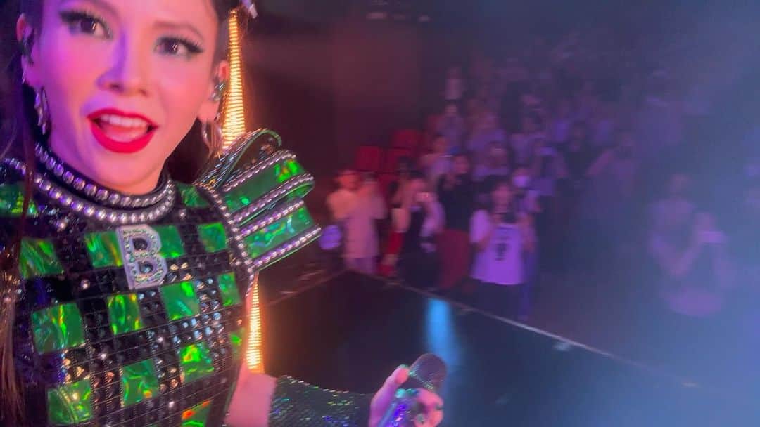 キム・ジウのインスタグラム：「. . . 아 몰라!!! 그냥 냅다 올려버리는 싱얼롱 데이!!!!!! 오늘 관객여러분이야말로 대대대대레전👍🏼👍🏼👍🏼👍🏼👍🏼 Get Down 때 다 일어나라는 현선클레페의 말에 정말 다 일어나실줄은 꿈에도 몰랐어요!!! 덕분에 더 신나고 즐겁고 행복하고 벅찼답니다!!! 진심으로 감사해요!!!!!! . 이런데도 안 오시겠다구요??? 이렇게 미치도록 재밌고 신나는데?!?!?!?? 놓치면 후회하실껄요?!?!  너무 신나~~!!!!!!!! . . #식스 #식스더뮤지컬 #뮤지컬식스 #sixthemusical #싱얼롱데이 #싱어롱데이 #쥬불린」