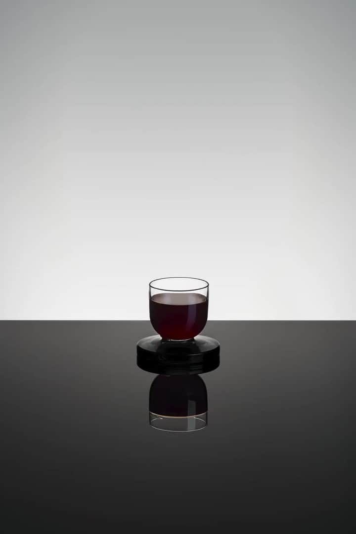 トム ディクソンのインスタグラム：「For the PUCK collection, Tom sat down with the @coaloffice restaurant team for a long and intense investigation into the perfect shape and proportion for the contemporary cocktail. ⁠ ⁠ The process involved stripping away as much non-essential detail to create something that’s more minimal, heavy-weight and authoritative in mixology glassware.⁠ ⁠ PUCK is made using mouth-blown glass that has a hint of smoke colour, creating a pared back design which allows the glasses to live in multiple environments.⁠ ⁠ Link in bio.」