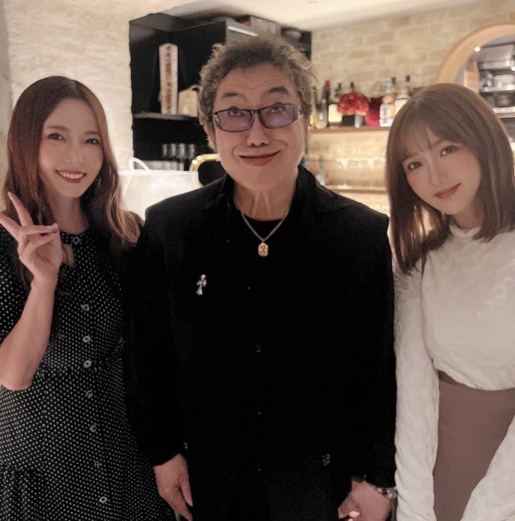 のインスタグラム：「コロッケさんが麻布十番に 創作料理＆お鍋のお店 pentolaCをオープン✨  マネージャーやはたのや いつもお世話になってる関係者の皆さんと一緒に お店へ行ってきました🌼 なんと偶然コロッケさんがいらっしゃった！！😳 オープンおめでとうございます✨  すっぽん料理やフグのお鍋をいただきました🐡 とてもおいしかったです🌼 お料理が新世界✨ 素敵な感覚でした✨  https://pentola-c.com/  帰り際にお世話になっている関係者の方から 寿司cake専門店銀座鬼ヶ島の お寿司ケーキのお土産いただきました🎂 可愛い😍」