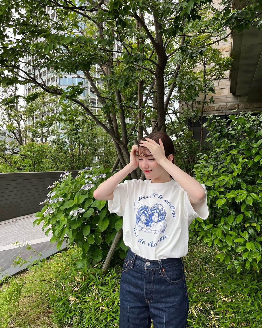 東海林クレア（くれたん）のインスタグラム：「大好きなメリージェニーのお洋服〜❤️  この間、展示会に行った時にプレゼントでめちゃくちゃ可愛いわんちゃんのTシャツを頂いたの🐶 この夏いっぱい着ちゃうぜ、、  そして可愛い可愛い妹ちゃんと油そば食べたの！めっちゃ美味しかった〜」
