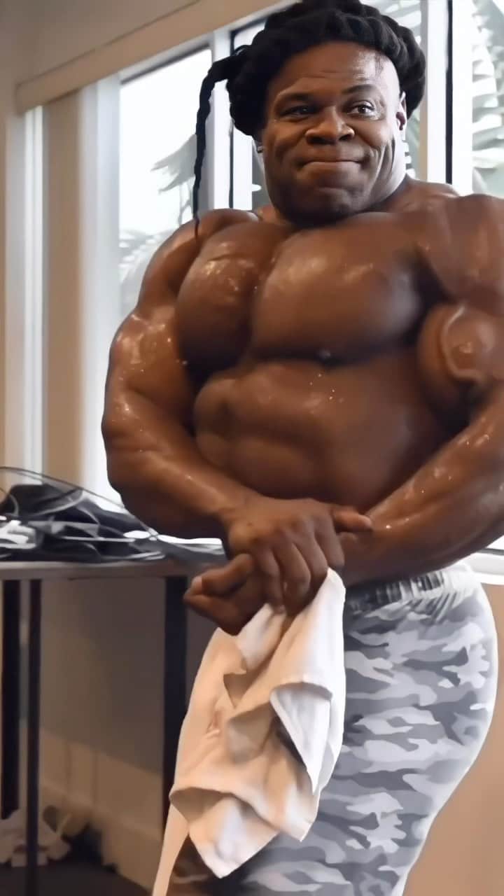 カイ・グリーンのインスタグラム：「THE FOUNDATION 💯  A rock-solid core isn’t built in a day. It takes weeks, months, and sometimes years of dedicated training, nutrition, and lifestyle principles. We like to kickstart every workout with 15-20 minutes of abdominals and stretching for a proper warm-up. It keeps our minds sharp, abs engaged, and amplifies our training and performance. Don’t underestimate the importance of a tight core, every exercise engages it! Maximize your training proficiency by prioritizing your midsection. #LetsWORK!!!  #KaiGreene #ThoughtsBecomeThings #Higheststateofreadiness #Redcon1 #Reels」