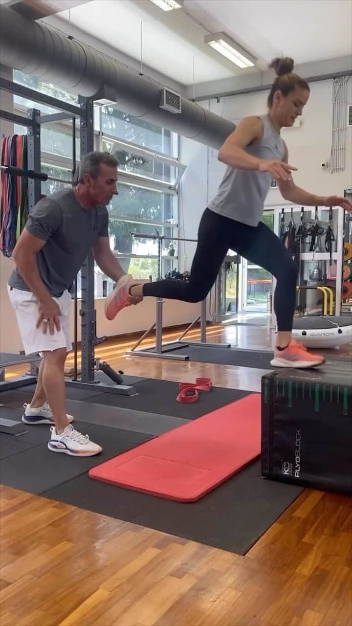 マリア・サッカリのインスタグラム：「Tag your workout buddy for leg day 💪」
