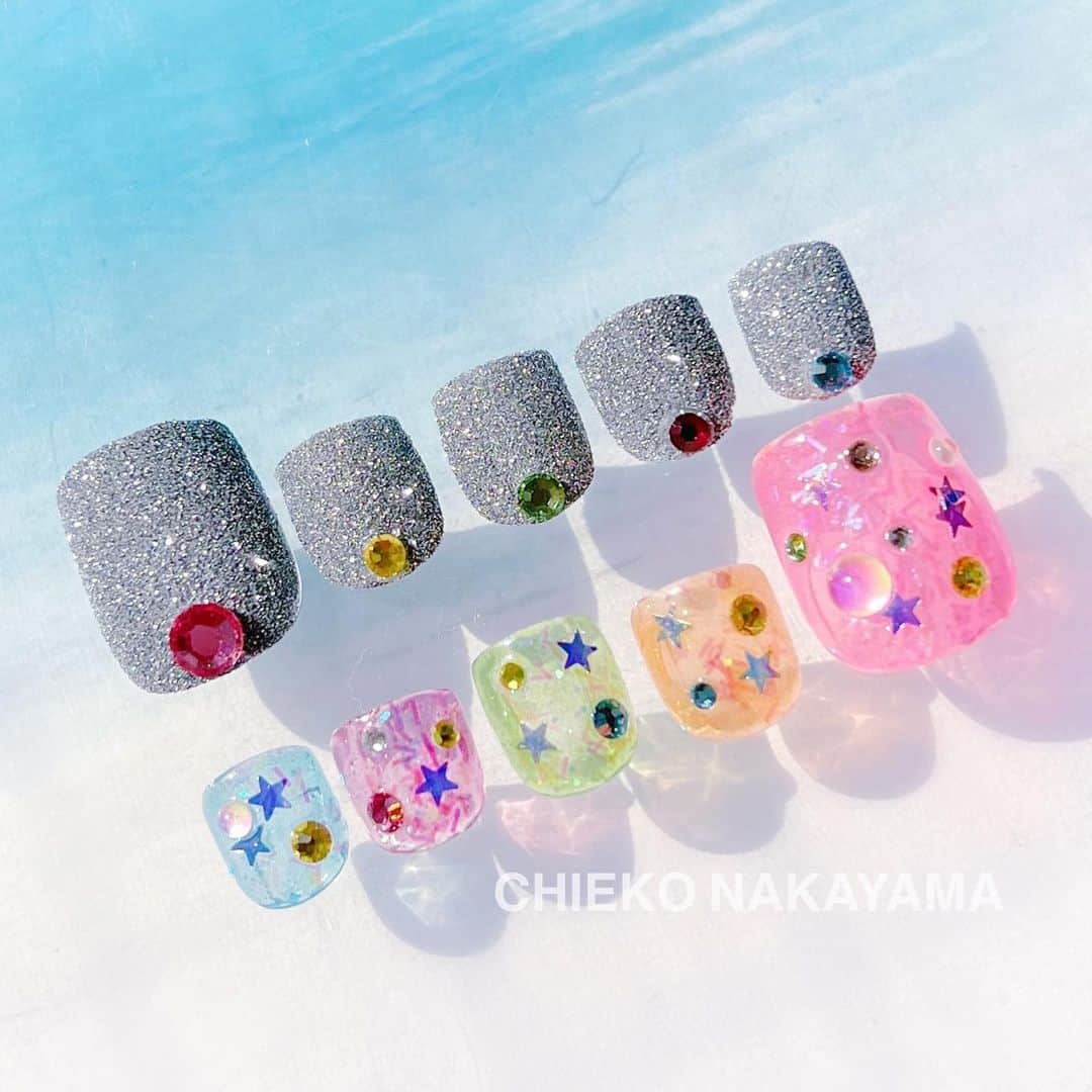 なかやまちえこのインスタグラム：「足のアシメネイルもかわいいです♡⠀ ⠀ @nailvenus_magazine 掲載ネイル🏝⠀ @udagawadaisuke ⠀ ⠀ @pregel.jp @kimacat_betty ⠀ カラージェル（画像参照）⠀ @preanfaofficial PREXYグリッターとホログラム⠀ ⠀ #nail #nails #nailart #ネイル #美甲 #ネイルアート  #japanesenailart #manucure #japanesenails #manicurist #gelnails #أظافر #네일아트 #미용  #เพ้นท์เล็บ #artedeuñas #เพ้นท์เล็บเจล #ジェルネイルデザイン #ネイルデザイン #nagelkunst #サマーネイル #summernails #夏ネイル」